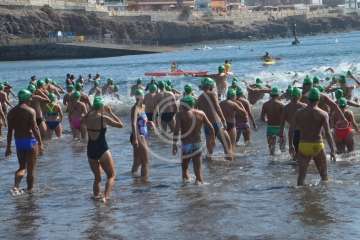  Cristo Cárdenes e Iria Otero, vencedores de la XVI Travesía a Nado de Salinetas (Foto TA)
